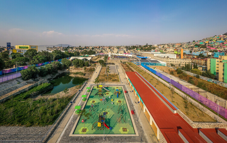 پارک آبی La Quebradora در مکزیک: طراحی فضاهای عمومی برای بهبود مدیریت آب - تصویر 4 از 22