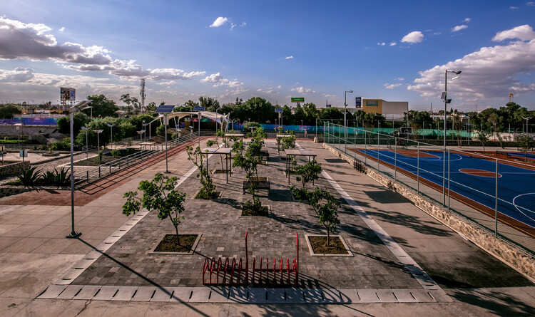 پارک آبی La Quebradora در مکزیک: طراحی فضاهای عمومی برای بهبود مدیریت آب - تصویر 2 از 22