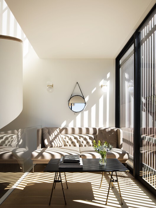 خانه سه مایل هاربر / بیتس ماسی + معماران - عکاسی داخلی، میز، چوب، صندلی