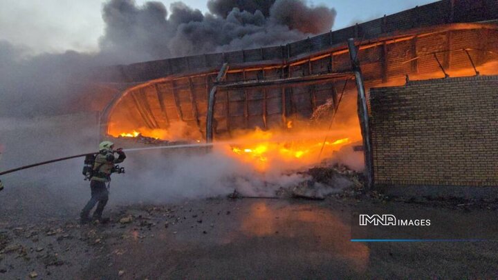 آخرین اخبار از حریق در کارخانه کفش در تهران+ فیلم