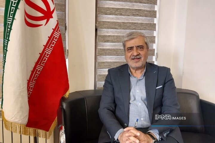 آذین‌بندی و نصب المان‌های نورانی ماه رمضان در منطقه ۵ اصفهان