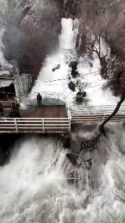 فوران باورنکردنی یکی از پرآب‌ترین چشمه ها در حوزه زاگرس، پس از بارش‌های اخیر ! چشمه زه‌ڵم – هورامان جنوب کردستان -استان…