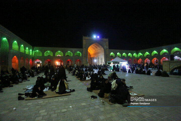 مسجدی که تا سحر بیدار می‌ماند