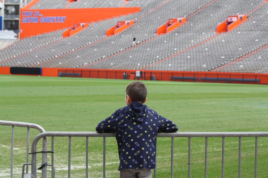 چرا شهرها به جای زمین های همسایگی، مجتمع های ورزشی می سازند؟